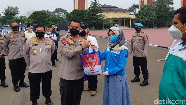 Kapolda Banten Sebar sembako bagi buruh