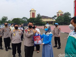 Polda Banten Sebar Ribuan Paket Sembako Bagi Buruh