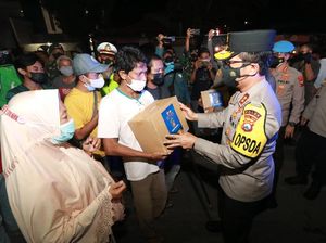 Kapolda Jatim Turun Langsung Cek Prokes Sambil Bagikan Bansos