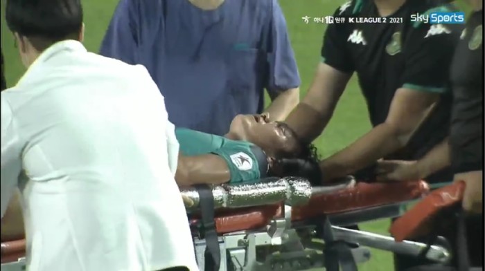 Kapten Ansan Greeners Yeon Jei-Min kolaps di laga K League 2 melawan Gimcheon Sangmu