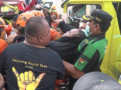 Mobil Travel Tabrak Pohon di Banyuwangi, Penumpang Terjepit Hingga 2 Jam