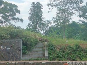 Melihat Area Pemakaman COVID-19 di Kuningan yang Tak Terisi Sejak Awal Pandemi Melihat Area Pemakaman COVID-19 di Kuningan yang Tak Terisi Sejak Awal Pandemi