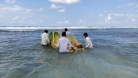 Warga Pacitan Gelar Larungan Berharap Pandemi Segera Berakhir