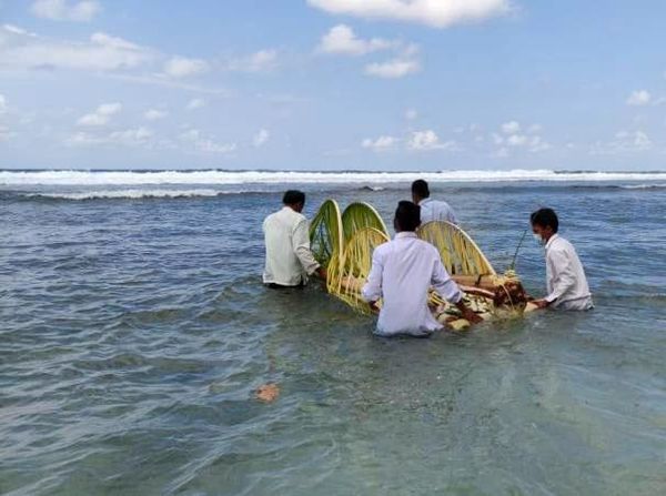 Warga Pacitan Gelar Larungan Berharap Pandemi Segera Berakhir