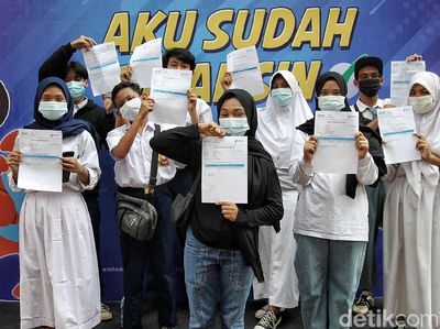 Anak-anak Antusias Ikut Vaksinasi COVID-19