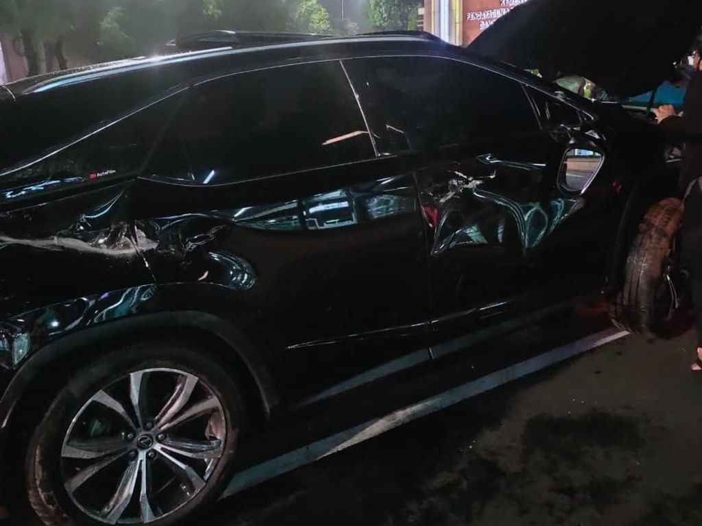 Segini Pajak Lexus Pelat RFS yang Ringsek Usai Terguling Gegara Hindari Penyekatan Segini Pajak Lexus Pelat RFS yang Ringsek Usai Terguling Gegara Hindari Penyekatan