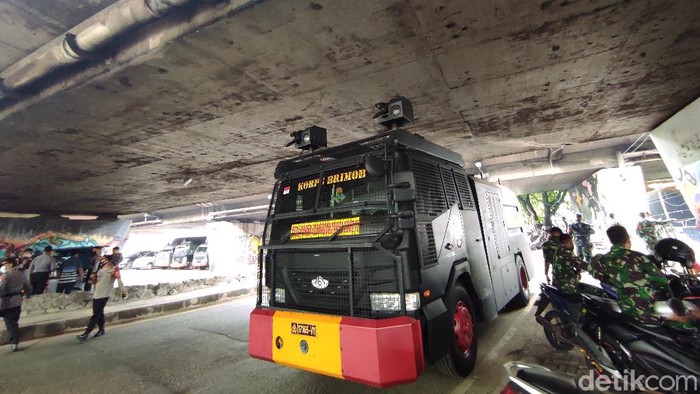 Personel TNI-Polri bersiaga di depan Universitas Trisakti untuk mengantisipasi massa aksi Jokowi End Game. Mobil water cannon ikut dikerahkan. (Azhar Bagas/detikcom)