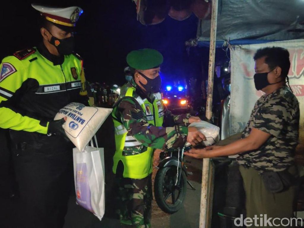 Dikira Ditertibkan, Ternyata PKL di Bojonegoro Diberi Sembako Dikira Ditertibkan, Ternyata PKL di Bojonegoro Diberi Sembako