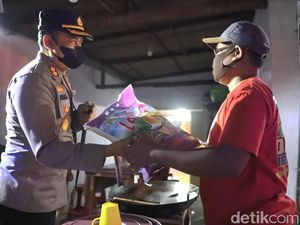 Jurus Jitu Polisi Tertibkan PKL yang Langgar PPKM di Jombang