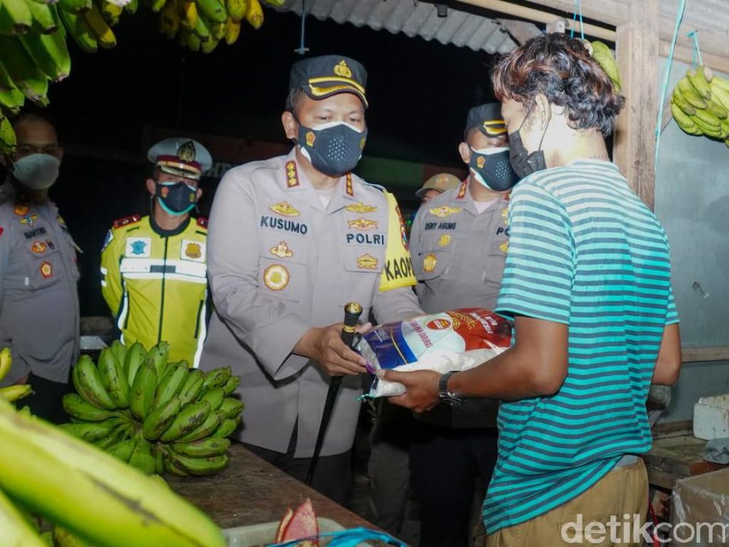 Patroli PPKM Level 4, Polisi Bagi Sembako ke PKL dan Usaha Kecil di Sidoarjo Patroli PPKM Level 4, Polisi Bagi Sembako ke PKL dan Usaha Kecil di Sidoarjo