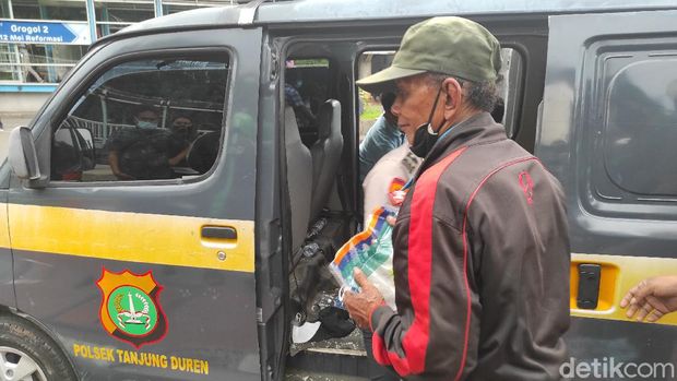 Polsek Tanjung Duren menggelar bakti sosial dengan membagikan beras dan nasi bungkus terhadap pengendara ojek online (ojol) dan masyarakat lainnya. Pembagian itu dilakukan di depan Tugu 12 Mei Universitas Trisakti, Jakarta Barat (Azhar Bagas/detikcom)