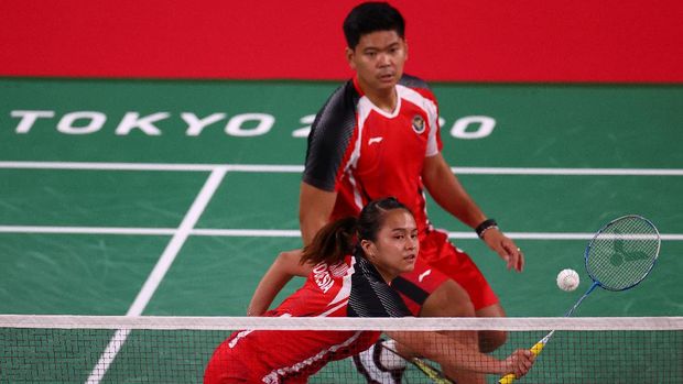 Tokyo 2020 Olympics - Badminton - Mixed Doubles - Group Stage - MFS - Musashino Forest Sport Plaza, Tokyo, Japan - July 24, 2021. Praveen Jordan of Indonesia in action during the match with Melati Daeva Oktavianti of Indonesia against Simon Leung of Australia and Gronya Somerville of Australia. REUTERS/Leonhard Foeger