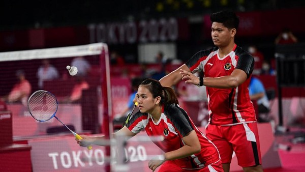 Praveen Jordan Indonesias Melati Daeva Oktavianti (C) hits a shot next to partner Praveen Jordan in their mixed doubles badminton group stage match against Australias Simon Wing Hang Leung and Gronya Somerville during the Tokyo 2020 Olympic Games at the Musashino Forest Sports Plaza in Tokyo on July 24, 2021. (Photo by Pedro PARDO / AFP)