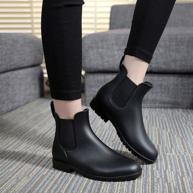 Rain Boots Sepatu Kantor Perempuan/Pintetest/BuzzFeed Rain Boots Perempuan