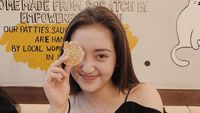 Potret Keren Ranty Maria yang Doyan Ngemil Keripik Tempe dan Stroberi