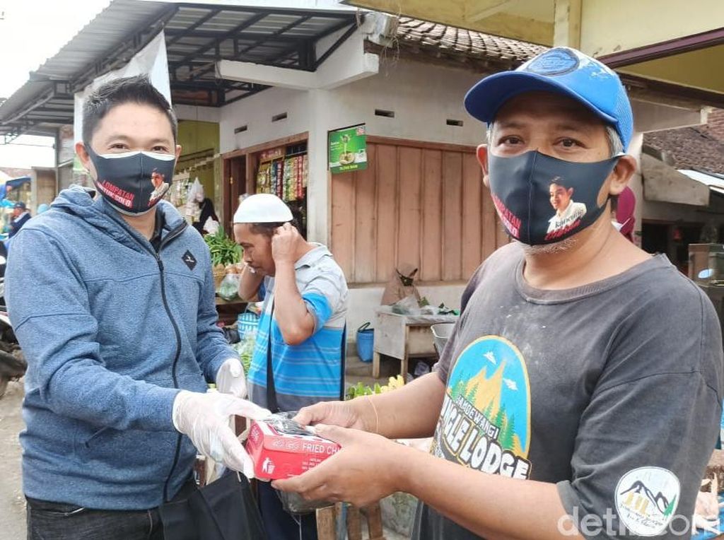 Relawan Jokowi-Gibran Bagikan 10 Ribu Masker dan Nasi Kotak di Banyuwangi