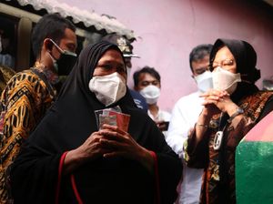 Cek Penyaluran Bansos di Purwakarta, Risma Blusukan ke Gang Sempit