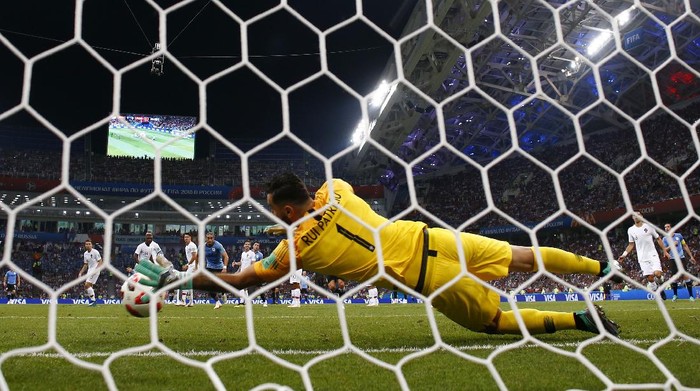 SOCHI, RUSSIA - JUNE 30:  Rui Patricio of Portugal makes a save during the 2018 FIFA World Cup Russia Round of 16 match between Uruguay and Portugal at Fisht Stadium on June 30, 2018 in Sochi, Russia.  (Photo by Julian Finney/Getty Images)