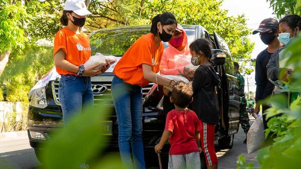 Shopee-Kodam XI Udayana Bagikan 10 Ribu Paket Beras ke Warga Bali