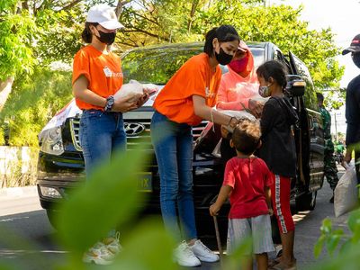 Shopee-Kodam XI Udayana Bagikan 10 Ribu Paket Beras ke Warga Bali