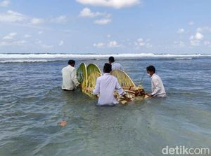 Warga Desa di Pacitan Ini Gelar Larungan, Berharap Pandemi COVID-19 Usai