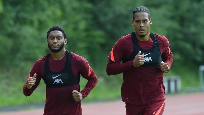 Joe Gomez dan Virgil van Dijk mengikuti sesi latihan dalam tur pra-musim Liverpool di Austria.