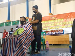 Selain Dapat Bansos, Warga Garut Juga Bisa Cukur Gratis
