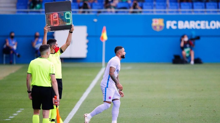 BARCELONA, SPAIN - JULY 24: Memphis Depays of FC Barcelona debuts with the team during the pre-season friendly match between FC Barcelona and Girona at Estadi Johan Cruyff on July 24, 2021 in Barcelona, Spain. (Photo by Eric Alonso/Getty Images)