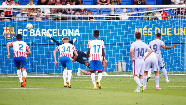 BARCELONA, SPAIN - JULY 24: Memphis Depay scores his side's 3rd goal during the pre-season friendly match between FC Barcelona and Girona at Estadi Johan Cruyff on July 24, 2021 in Barcelona, Spain. (Photo by Eric Alonso/Getty Images)