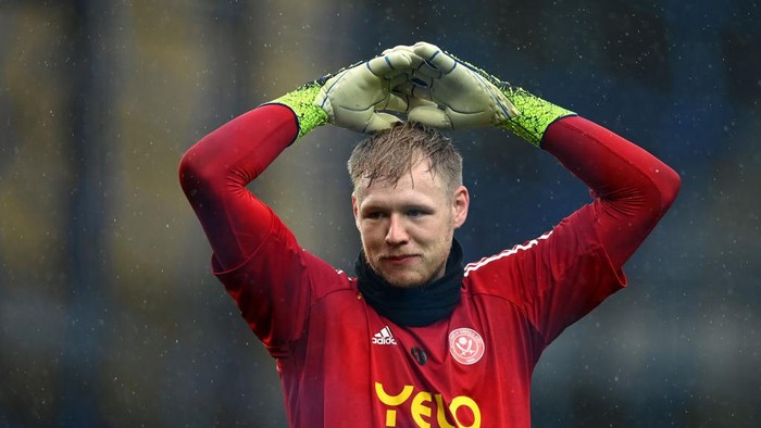 LIVERPOOL, ENGLAND - MAY 16: Aaron Ramsdale of Sheffield United warms up prior to the Premier League match between Everton and Sheffield United at Goodison Park on May 16, 2021 in Liverpool, England. Sporting stadiums around the UK remain under strict restrictions due to the Coronavirus Pandemic as Government social distancing laws prohibit fans inside venues resulting in games being played behind closed doors.  (Photo by Gareth Copley/Getty Images)