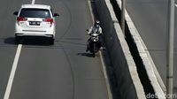 Aksi Nekat Pemotor Lawan Arus di JLNT Casablanca