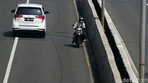 Aksi Nekat Pemotor Lawan Arus di JLNT Casablanca