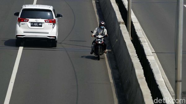 Aksi Nekat Pemotor Lawan Arus di JLNT Casablanca