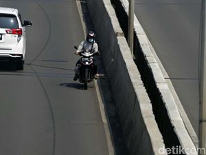Aksi Nekat Pemotor Lawan Arus di JLNT Casablanca