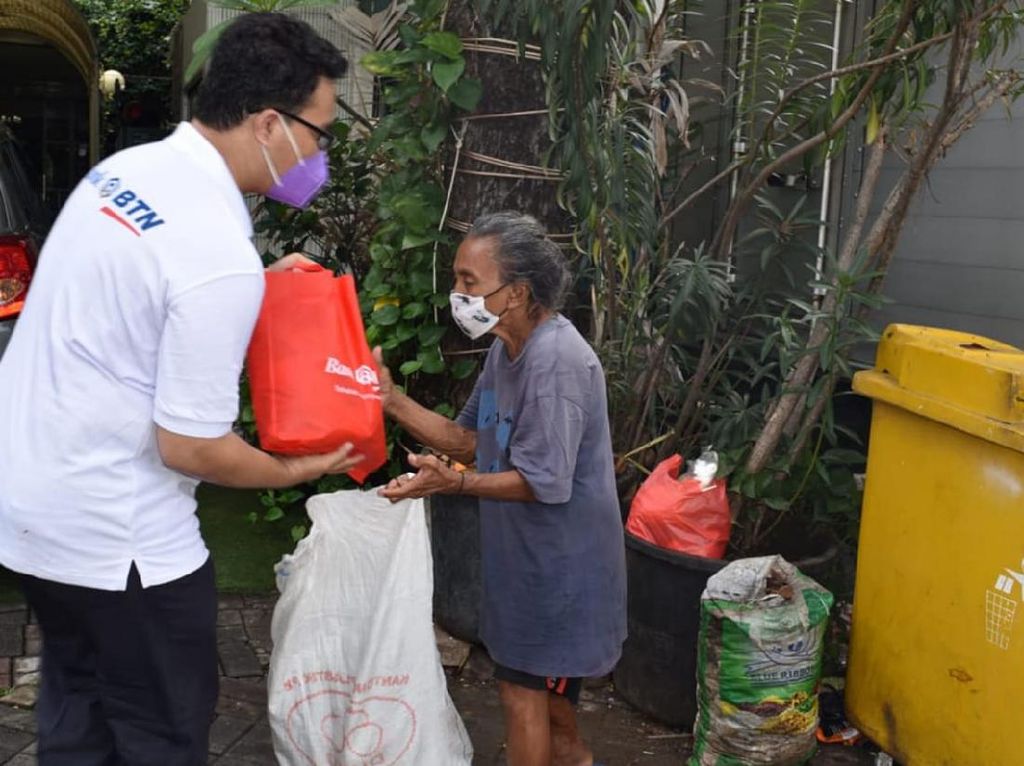 Berbagi Sembako untuk Masyarakat Kecil Berbagi Sembako untuk Masyarakat Kecil