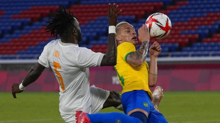 Brazils Antony, right, and Ivory Coasts Ismael Diallo battle for the ball during a mens soccer match at the 2020 Summer Olympics, Sunday, July 25, 2021, in Yokohama, Japan. (AP Photo/Kiichiro Sato)