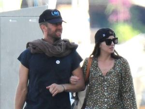 Rumor Chris Martin Putus dengan Dakota Johnson Rumor Chris Martin Putus dengan Dakota Johnson