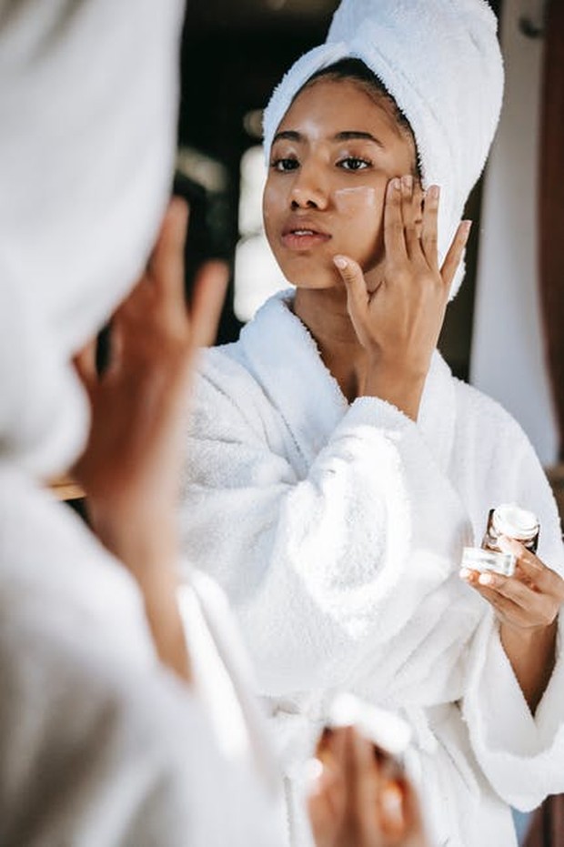 cleansing balm dengan kandungan natural oils / foto : pexels.com/SoraShimazaki