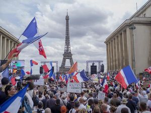 Demo Pembatasan COVID-19 di Paris Ricuh, Warga Bentrok dengan Polisi