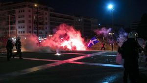 Demo Tolak Vaksinasi COVID-19 di Yunani Rusuh