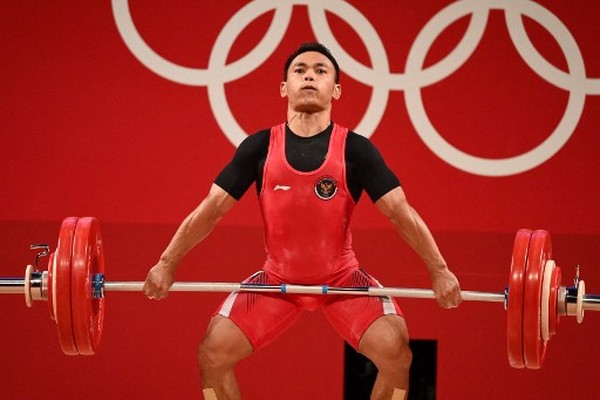 Indonesias Eko Yuli Irawan competes in the mens 61kg weightlifting competition during the Tokyo 2020 Olympic Games at the Tokyo International Forum in Tokyo on July 25, 2021. (Photo by Vincenzo PINTO / AFP)