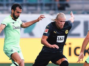 Haaland Sempatkan Beri Tanda Tangan ke Fan Cilik di Tengah Laga