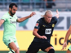 Haaland Sempatkan Beri Tanda Tangan ke Fan Cilik di Tengah Laga