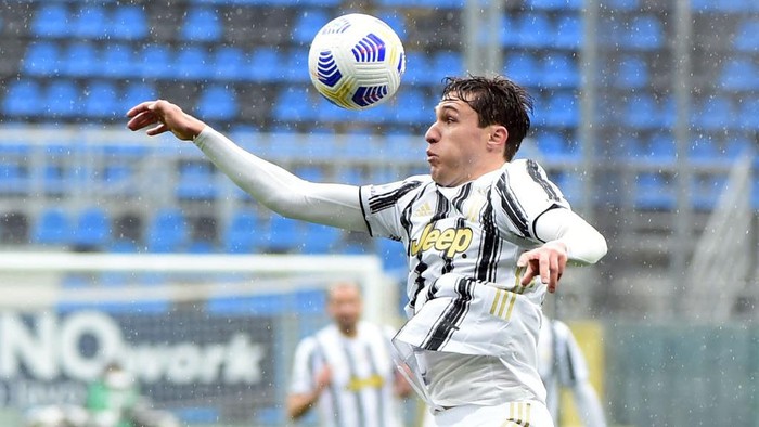 BERGAMO, ITALY - APRIL 18:  Federico Chiesa of Juventus in action during the Serie A match between Atalanta BC and Juventus at Gewiss Stadium on April 18, 2021 in Bergamo, Italy. Sporting stadiums around Italy remain under strict restrictions due to the Coronavirus Pandemic as Government social distancing laws prohibit fans inside venues resulting in games being played behind closed doors.  (Photo by Pier Marco Tacca/Getty Images)