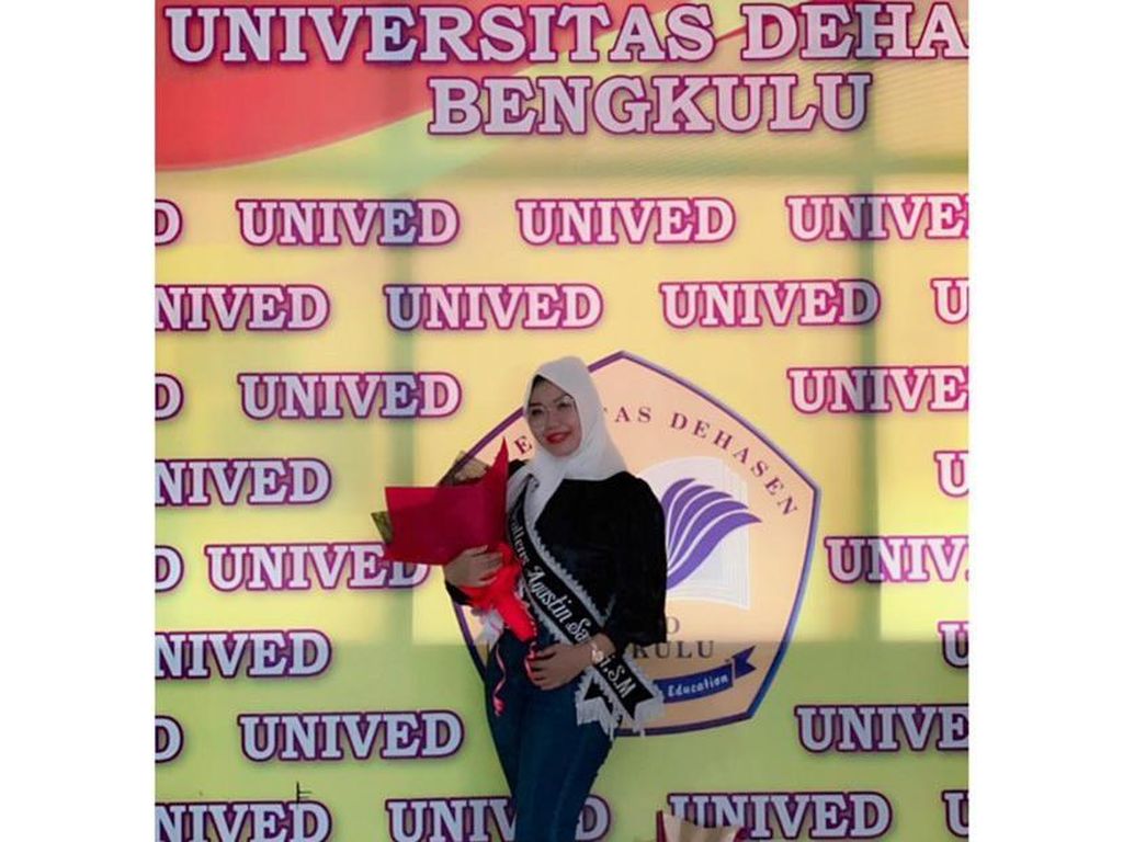 Dinyinyirin Tetangga Tak Mungkin Kuliah, Anak Buruh Balas Menohok Jadi Sarjana Dinyinyirin Tetangga Tak Mungkin Kuliah, Anak Buruh Balas Menohok Jadi Sarjana