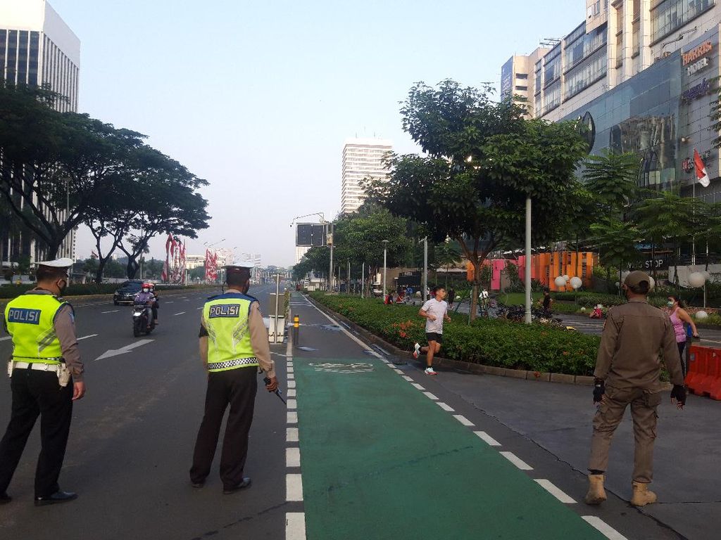PPKM Level 4, Jalan Sudirman Jakpus Sepi Pesepeda Pagi ini PPKM Level 4, Jalan Sudirman Jakpus Sepi Pesepeda Pagi ini