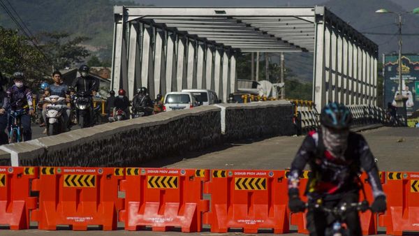 Waduh! Jembatan Sungai Citarum Retak
