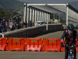 Waduh! Jembatan Sungai Citarum Retak
