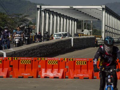 Waduh! Jembatan Sungai Citarum Retak