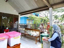 Keliling Jenguk Warga Isoman, Bupati Ipuk Kirim Vitamin dan Sembako